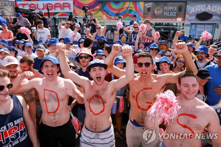 "핫최몇?"…美 핫도그 먹기 대회 우승자, 10분 동안 62개 먹어