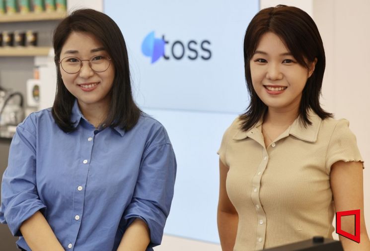 토스뱅크 수신 프로덕트 디자이너인 허소임씨(왼쪽)와 송예슬씨(오른쪽). 사진=허영한 기자 younghan@