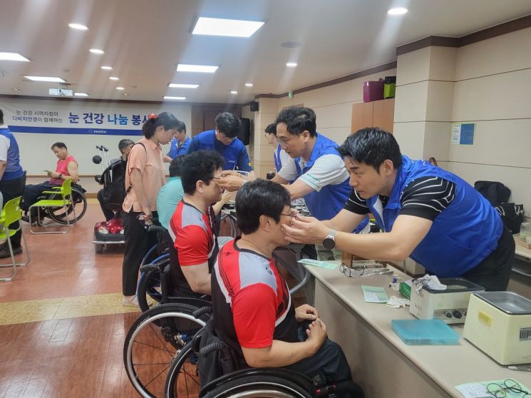 대구·경북 다비치안경연합회원, 저소득 장애인 96명에 안경 무료 제공 - 아시아경제