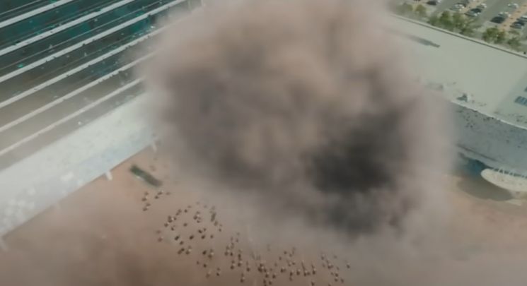 영화 '강철비'에서 확산탄이 목표 상공에서 터진 뒤 그 속에 들어있던 자폭탄이 쏟아져 나오는 장면.
