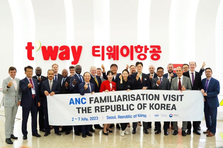 서울 강서구 티웨이항공 훈련센터를 방문한 ICAO 항행위원회 관계자들과 티웨이항공 임직원들이 훈련센터 방문기념 단체사진을 촬영하고 있다. 사진제공=티웨이항공