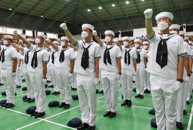 해군병 692기가 수료식에서 필승구호를 제창하고 있다. [사진제공=해군교육사령부]