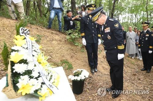 민갑룡 당시 경찰청장이 2019년 '개구리소년 사건'의 유골 발견 현장인 대구 달서구 와룡산 세방골을 찾아 희생자들을 추모하고 있다. [이미지출처=연합뉴스]
