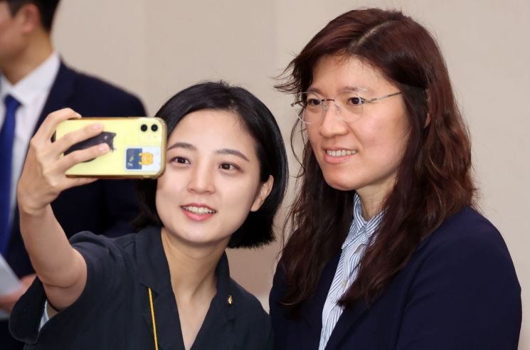 7일 국회 문화체육관광위원회에서 류호정 정의당 의원이 회의 시작 전 장미란 차관과 기념 촬영하고 있다. [이미지출처=연합뉴스]