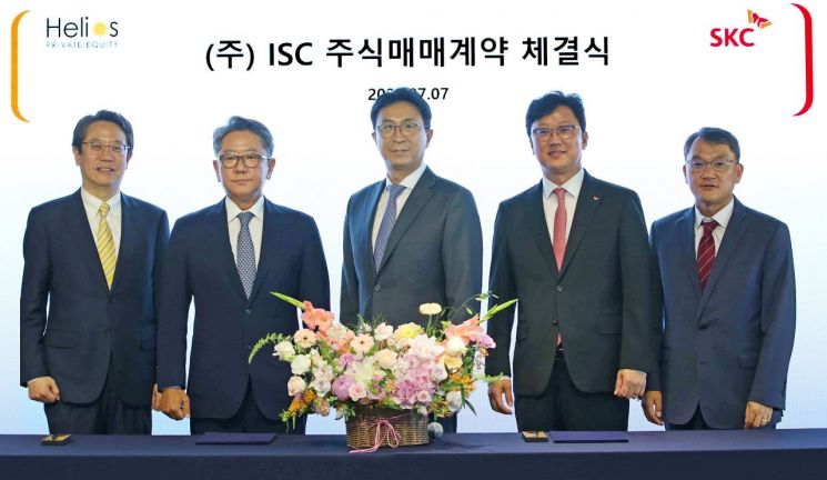 7일 서울 종로구 SKC 본사에서 열린 주식매매계약 체결식에서 박원철 SKC 사장(가운데)과 현 ISC 최대주주인 헬리오스PE의 전제모 대표(왼쪽 두번째)등 주요 관계자들이 계약서 서명 후 포즈를 취하고 있다.[사진제공=SKC]