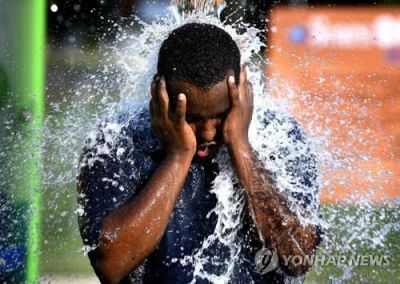 미국 텍사스주에서 한 남성이 더위를 식히고 있다 [이미지출처=연합뉴스]