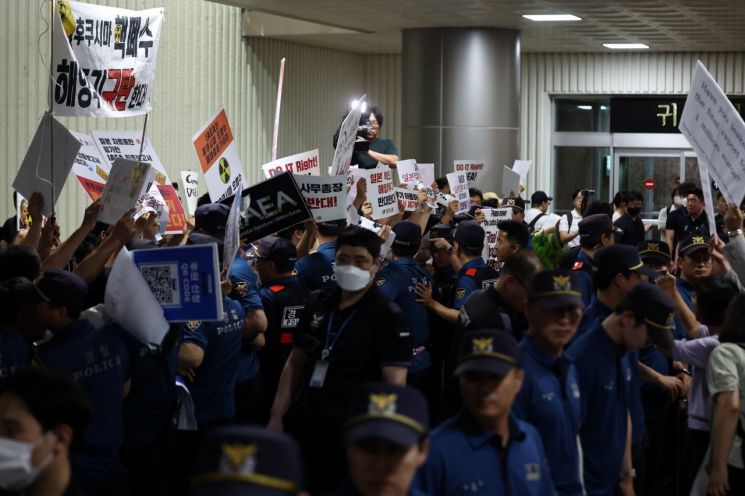 시민단체가 라파엘 그로시 국제원자력기구(IAEA) 사무총장이 입국한 지난 7일 김포공항 국제선 입국장 인근에서 시위를 벌였다. [이미지출처=연합뉴스]