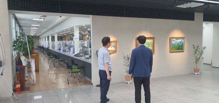“경산시청 로비에 ‘작은 미술관’ 생겼네”… 지역예술인 정기 전시회