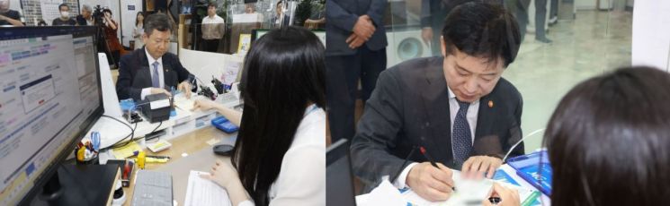 새마을금고에서 에금에 가입하고 있는 한창섭 행정안전부 차관(왼쪽)과 김주현 금융위원장. [이미지출처=연합뉴스]