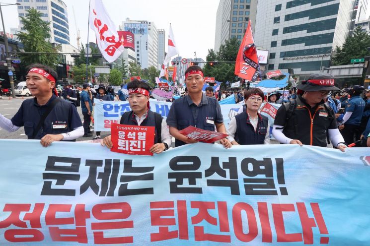 지난 6일 오후 서울 중구 숭례문 일대에서 열린 전국민주노동조합총연맹(민주노총) 전국노동자대회에서 참가자들이 정부서울청사·서울고용노동청 방향으로 행진하고 있다. [이미지출처=연합뉴스]