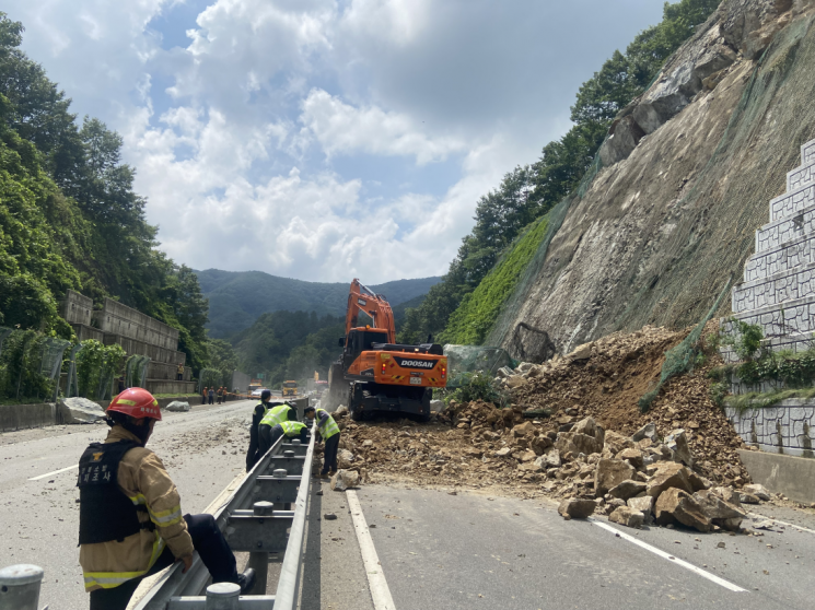 8일 오전 11시45분께 완주군 상관면 신리 산 221-1번지 일원 도로 국도 21호선에서 사면붕괴로 낙석 산사태가 발생해 당국이 긴급 복구 중이다.[사진 제공=전북도]