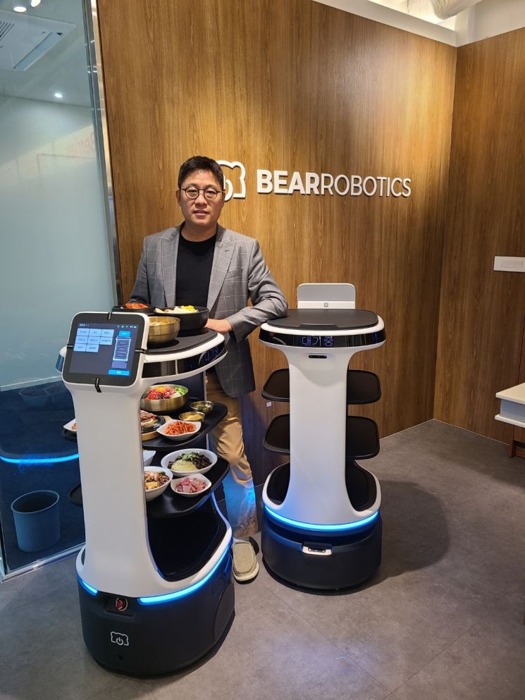 하정우 베어로보틱스 대표가 아시아경제와의 인터뷰에서 자사 서빙로봇을 설명하고 있다.