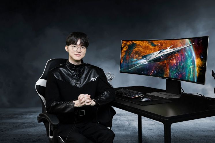 프로게이머인 페이커(Faker)가 서울 강남구에 있는 T1 사옥에서 세계 최초 듀얼 QHD 해상도를 지원하는 OLED 게이밍 모니터 '오디세이 OLED G9'을 소개하고 있다. / [사진제공=삼성전자]