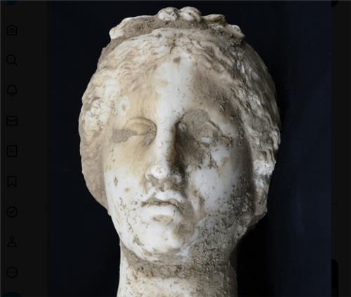 진흙 속에서도 빛난 '미의 여신'…비너스 닮은 조각상 발견