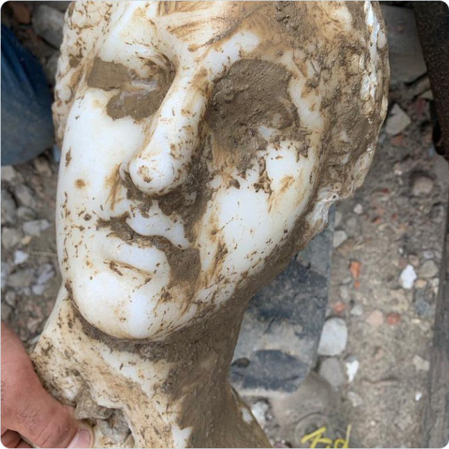 진흙 속에서도 빛난 '미의 여신'…비너스 닮은 조각상 발견