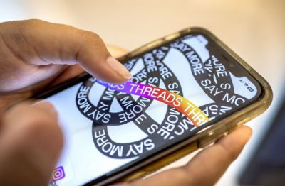 인기 식은 스레드…“그래도 여전히 잘생긴 전학생 같아”