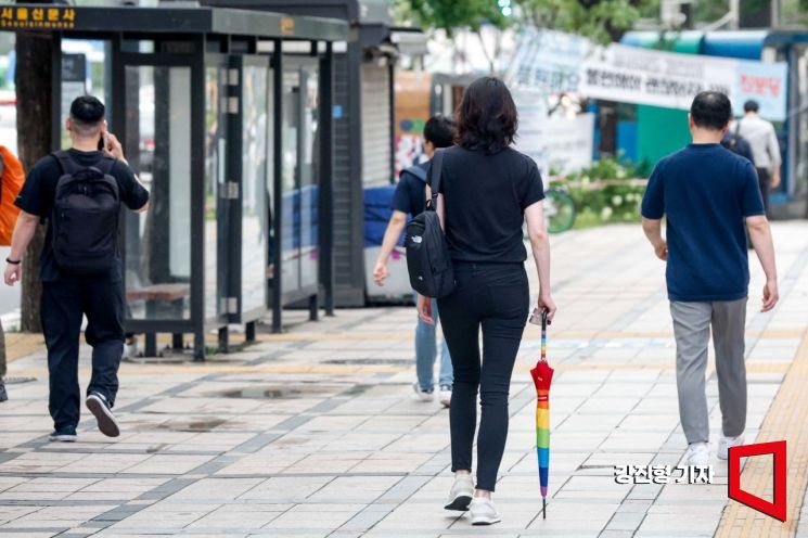 "여자는 이래서 안돼" "애교 좀 부려봐"…직장 내 성차별 여전