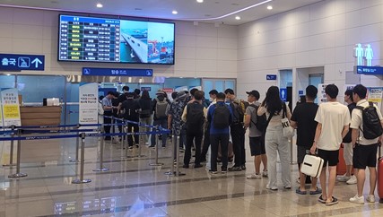 부산항 국제여객터미널 출국장에 줄지어 선 여행객들.