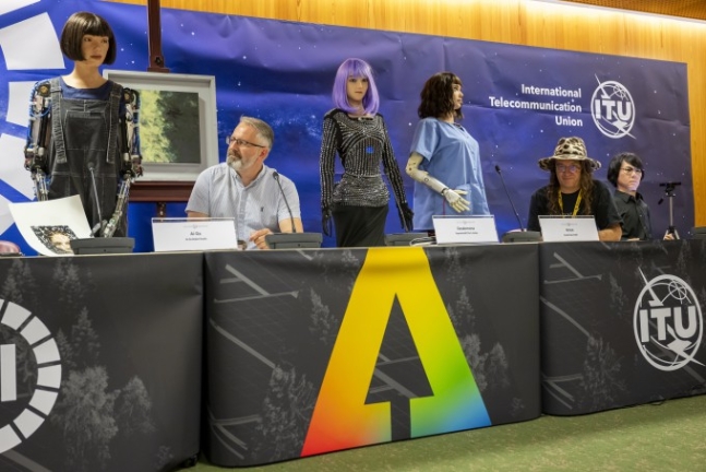 (왼쪽부터) 예술가 로봇 아이다, 에이든 멜러 프로젝트 매니저, 가수 로봇 데스데모나, 의료용 로봇 그레이스, 벤 괴첼 싱귤래러티넷 CEO, 인간과 가장 흡사한 AI 제미노이드. 연합뉴스 제공