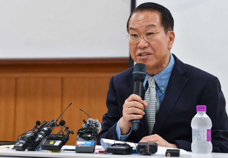권영세 통일부 장관이 10일 오전 하나원에서 개원 24주년 기념 기자간담회를 하고 있다.