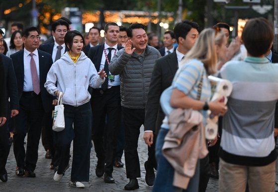 북대서양조약기구(NATO·나토) 정상회의 참석차 리투아니아를 방문 중인 윤석열 대통령과 김건희 여사가 10일(현지시간) 빌뉴스 구시가지를 산책하며 시민들에게 인사하고 있다. [사진출처=연합뉴스]