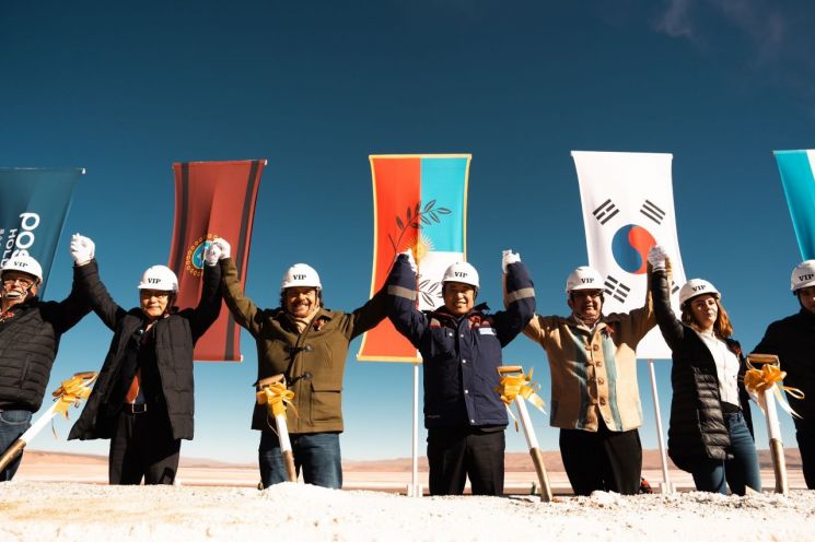 지난달 28일 포스코홀딩스 아르헨티나 염수 리튬 2단계 상공정 착공식을 마치고 참석자들이 감사인사를 하고 있다. (왼쪽부터)호세 이그나시오 연방 산업차관, 이용수 주아르헨티나 한국대사, 구스타보 사엔즈 살타주지사, 유병옥 포스코홀딩스 부사장, 라울 하릴 카타마르카주지사, 페르난다 아빌라 연방 광업차관. [사진제공=포스코홀딩스]