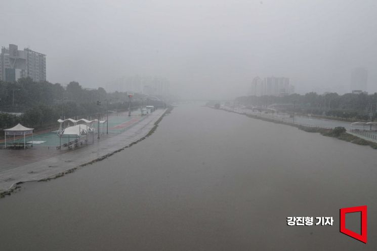 강한 장맛비가 쏟아지고 있는 11일 서울 이화교에서 바라본 중랑천 수위가 상승하고 있다. 사진=강진형 기자aymsdream@