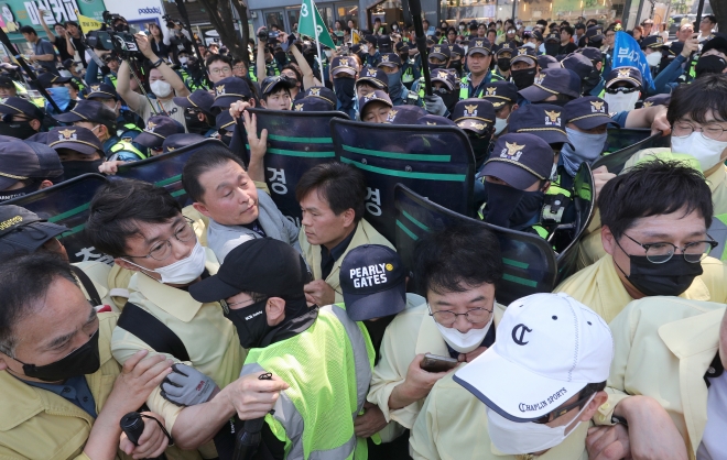 지난달 17일 오전 대구 중구 대중교통전용지구에서 열린 대구퀴어문화축제 현장에서 경찰과 시청 공무원이 대치하고 있다. [이미지출처=연합뉴스]