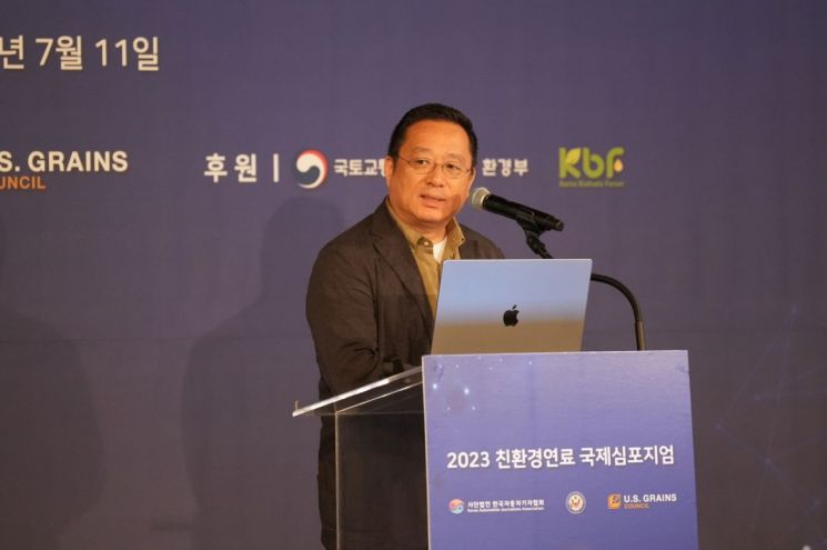 상병인 한양대 화학공학과 교수가 11일 개최된 2023 친환경연료 국제 심포지엄에서 발표하고 있다. [사진제공=한국자동차기자협회]