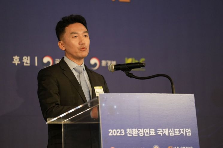 이의성 미국 에너지부 산하 아르곤 국립 연구소 박사가 11일 개최된 2023 친환경연료 국제 심포지엄에서 발표하고 있다.＜사진제공:한국자동차기자협회＞