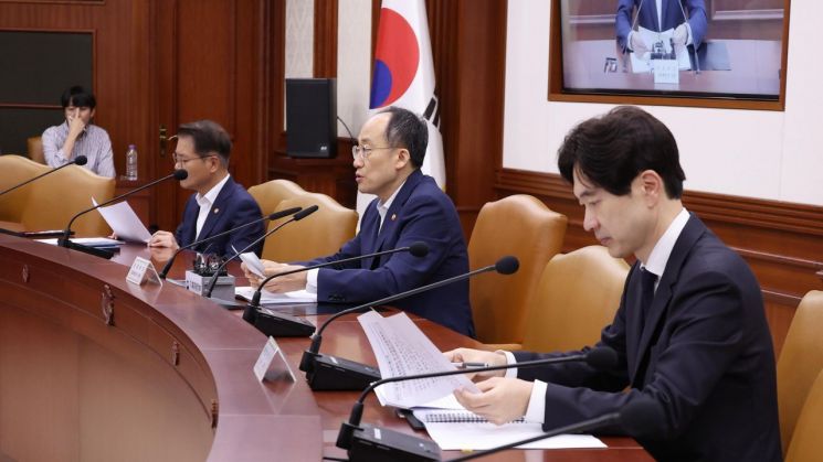 추경호 부총리 겸 기획재정부 장관이 12일 오전 서울 종로구 정부서울청사에서 열린 비상 경제장관회의 겸 수출 투자대책 회의에 참석해 최근 경제 상황과 의제에 관해 설명하고 있다. [이미지출처=연합뉴스]