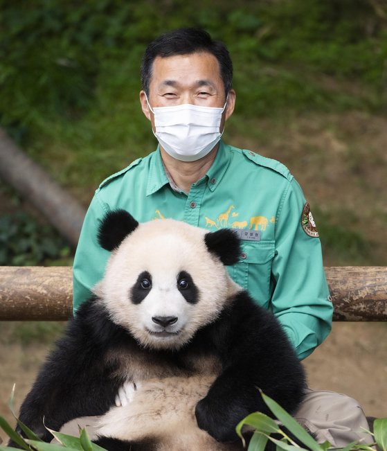 [뉴스속 인물]'판다 할아버지' 강철원 사육사