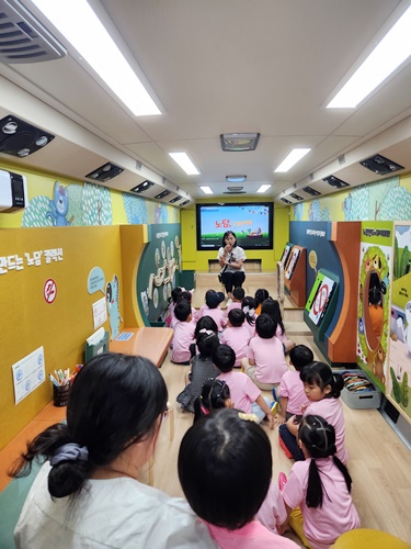체험형 금연 버스에서 다양한 흡연 예방 프로그램을 운영하고 있다. [사진제공=진도군]