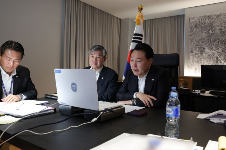북대서양조약기구(NATO·나토) 정상회의 참석차 리투아니아를 방문 중인 윤석열 대통령이 12일(현지시간) 북한이 대륙간탄도미사일(ICBM)로 추정되는 탄도미사일을 발사한 것과 관련, 현지에서 긴급 국가안전보장회의(NSC) 상임위원회를 주재하고 있다. [사진=대통령실 제공]