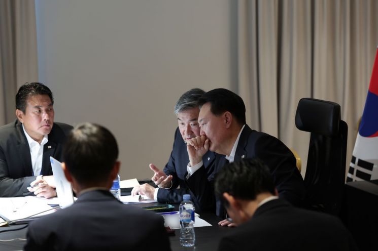 북대서양조약기구(NATO·나토) 정상회의 참석차 리투아니아를 방문 중인 윤석열 대통령이 12일(현지시간) 북한이 대륙간탄도미사일(ICBM)로 추정되는 탄도미사일을 발사한 것과 관련, 현지에서 긴급 국가안전보장회의(NSC) 상임위원회를 주재하고 있다. [사진=대통령실 제공]