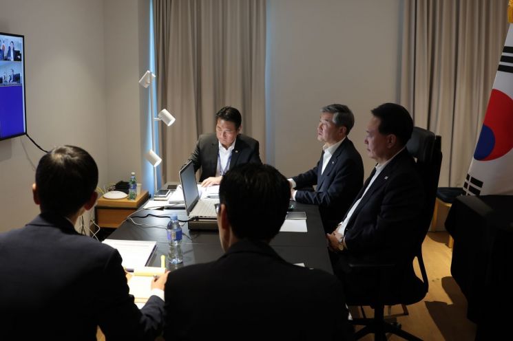 북대서양조약기구(NATO·나토) 정상회의 참석차 리투아니아를 방문 중인 윤석열 대통령이 12일(현지시간) 북한이 대륙간탄도미사일(ICBM)로 추정되는 탄도미사일을 발사한 것과 관련, 현지에서 긴급 국가안전보장회의(NSC) 상임위원회를 주재하고 있다.[사진=대통령실]