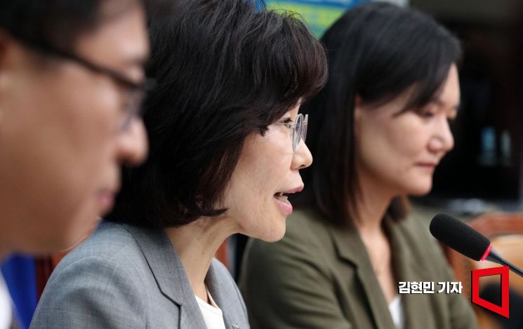 김은경 더불어민주당 혁신위원장이 12일 국회에서 기자간담회를 열고 향후 혁신위의 활동 방향 등을 밝히고 있다. 사진=김현민 기자 kimhyun81@