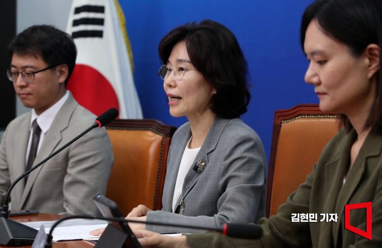 김은경 더불어민주당 혁신위원장이 12일 국회에서 기자간담회를 열고 향후 혁신위의 활동 방향 등을 밝히고 있다. 사진=김현민 기자 kimhyun81@