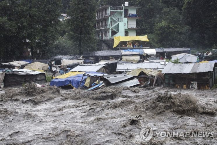 지난 9일 인도 북부지역에서 몬순 폭우가 내린 가운데 하마찰프라데시주 쿨루에서 비아스강이 범람했다. 이날 폭우로 인해 인도 북부 전역에서 최소 22명의 사망자가 나왔다. [이미지출처=연합뉴스]