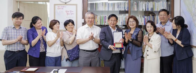 박강수 마포구청장, 유아교육 지원 감사패 받아