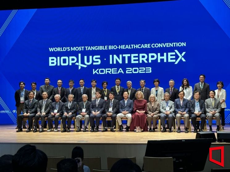 한국바이오협회가 RX코리아와 공동 개최하는 '바이오 플러스-인터펙스 2023(BIX 2023)'이 12일 오전 서울 강남구 코엑스에서 개막했다. 개막식에서 참가자들이 기념사진을 촬영하고 있다. [사진=이명환 기자]