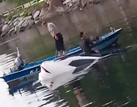 강릉 바다에 빠진 車안에서 창문 '똑똑'…뛰어들어 구한 시민들