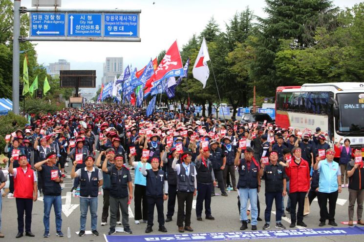 경남 창원에서 민주노총 전국동시다발 총파업대회가 열리고 있다. [사진＝이세령 기자]