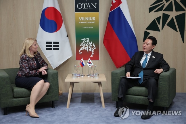 북대서양조약기구(NATO·나토) 정상회의에 참석 중인 윤석열 대통령이 12일(현지시간) 리투아니아 빌뉴스 나토 정상회의장에서 주자나 차푸토바 슬로바키아 대통령과 한-슬로바키아 약식회담을 하고 있다. [사진출처=연합뉴스]