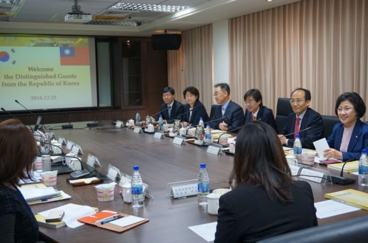 On December 23, 2016, Deputy Prime Minister and Minister of Economy and Finance Choo Kyung-ho (second from the right, then Saenuri Party member) met with Wu Tzu-hsin, Deputy Minister of Finance of Taiwan, and others.