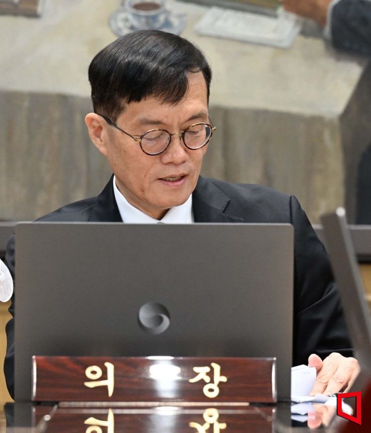 이창용 한국은행 총재가 13일 서울 중구 한국은행에서 열린 금융통화위원회에서 관련자료를 검토하고 있다. 사진=사진공동취재단