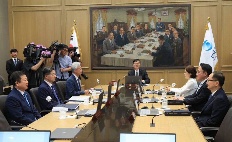 이창용 한국은행 총재가 13일 오전 서울 중구 한국은행에서 열린 금융통화위원회 본회의에서 회의를 주재하고 있다. (사진=한국은행)