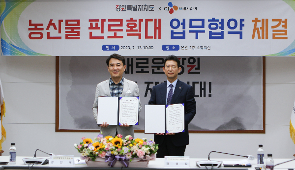 정성필 CJ프레시웨이 대표(오른쪽)와 김진태 강원지사가 업무협약을 체결하고 기념촬영을 하고 있다.[사진제공=CJ프레시웨이]