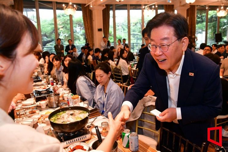 이재명 더불어민주당 대표가 지난해 7월 13일 경기 고양시 행주산성 인근 한 식당에서 열린 '소통하게! 이재명 당대표와 기자들의 시원한 소통' 행사에서 참석자들과 인사하고 있다. 사진=국회사진기자단