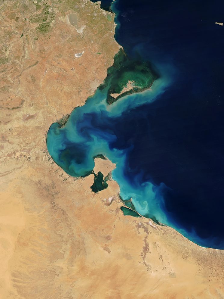 2017년 3월18일 NASA의 아쿠아 위성이 촬영한 아프리카 튀니지 일대 해수면에 녹조류가 번성해 바다의 색깔이 녹색으로 변했다. 사진출처=NASA 홈페이지